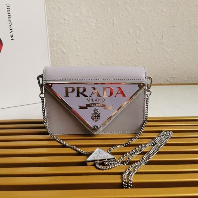 Prada гар цүнх