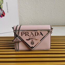 Prada гар цүнх