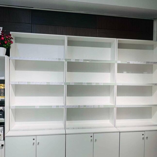 Дэлгүүрийн тавилга зарна. 