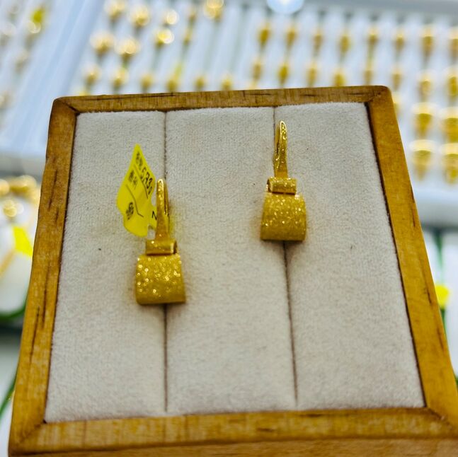 Алтан сүүжин ээмэг