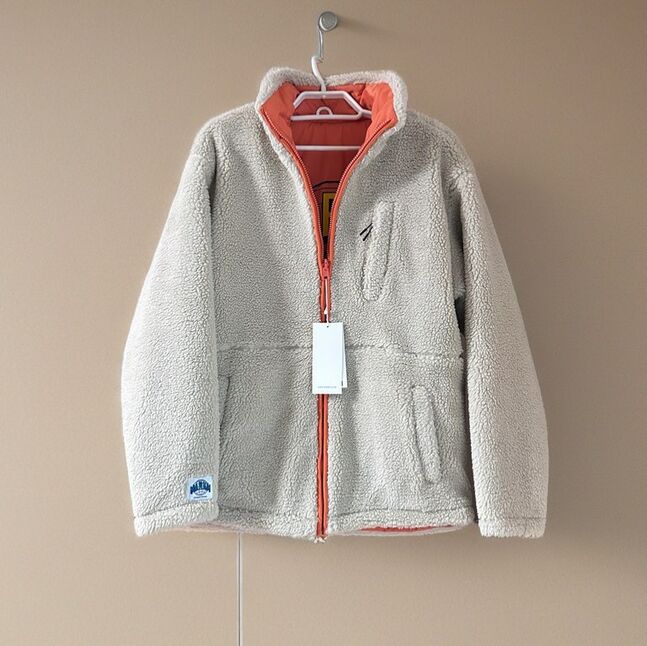 Teddy куртик 2р талаар нь өмсдөг