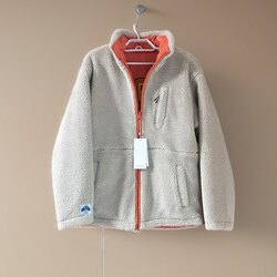 Teddy куртик 2р талаар нь өмсдөг