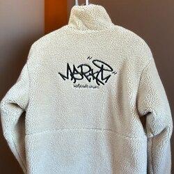 Teddy куртик 2р талаар нь өмсдөг