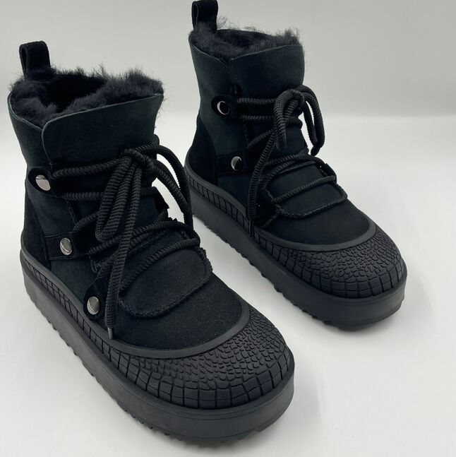 Цэвэр нэхий дотортой эмэгтэй