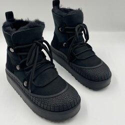 Цэвэр нэхий дотортой эмэгтэй