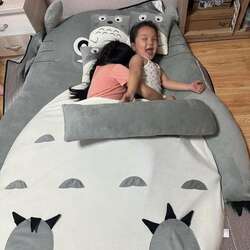 Яаанаа ийм хөөрхөн тоторо гудас
