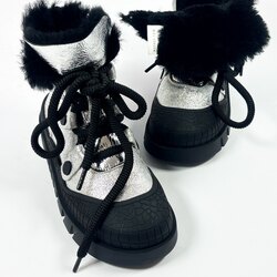 Нэхий дотортой эмэгтэй