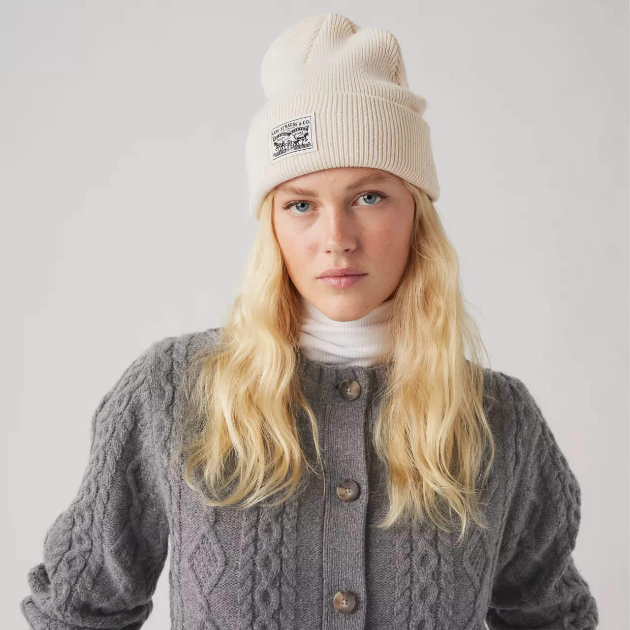 WOMENS BACKPATCH BEANIE WHITE SWAN