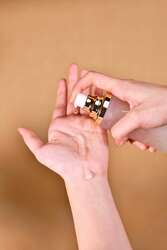 Арьсыг чангалж, чийгшүүлнэ