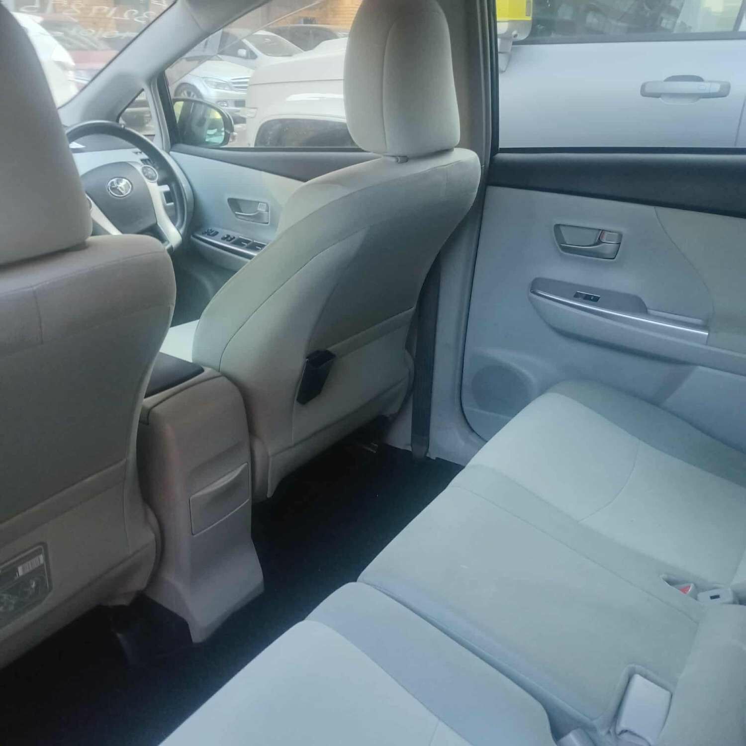 Toyota prius alpha a 2013/2025