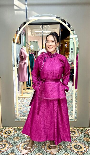 Наран хормойтой торгон дээл