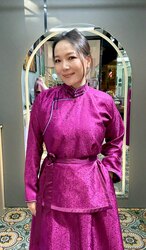 Наран хормойтой торгон дээл