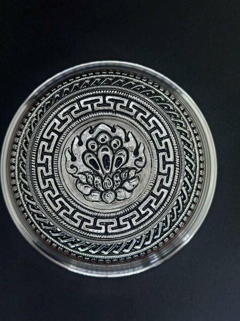 Дунд гарын мөнгөн аяга