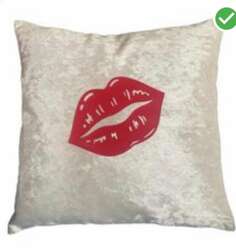 Цайвар торгомсог дээр уруултай