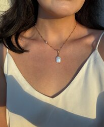 Дөрвөлжин сувдтай мөнгөн зүүлт