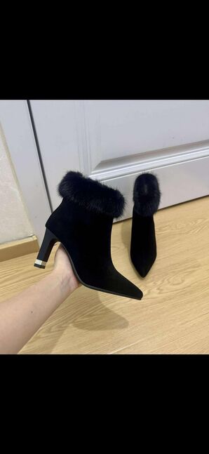 Цэвэр илгэн хөлд маш эвтэйхэн 