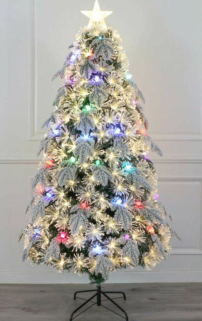 Өөрөөсөө гэрэлтэй гацуур мод