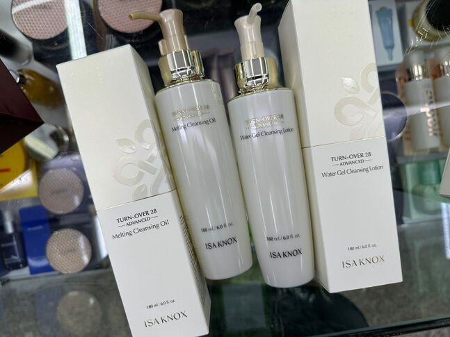 Isa knox melting cleansing oil