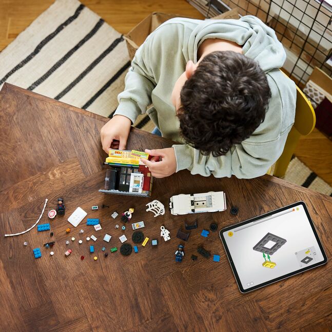 76311 LEGO Marvel Spider-Verse: Miles Morales VS The Spot    