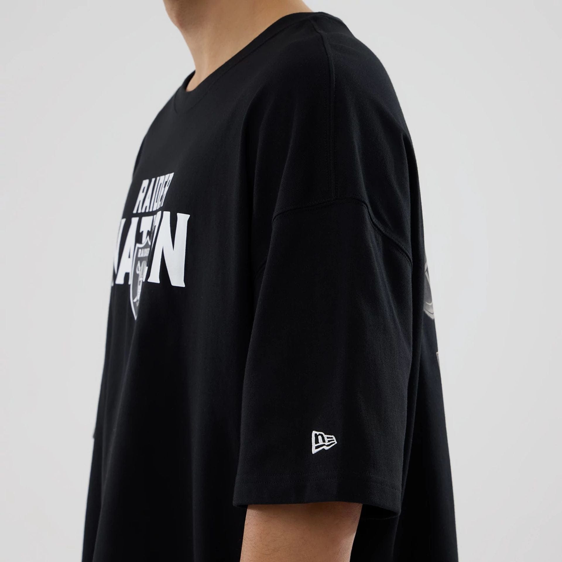 OV SS TEE NFL RIVALRY SS26 LASRAI CEBLK