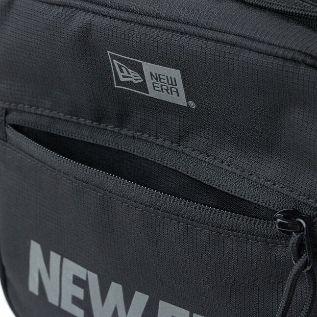 SQUARE SHOULDER POUCH NE LOGO BLK INTL