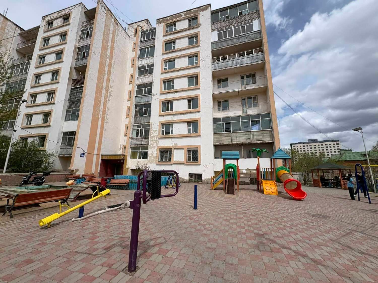 Офицеруудын ордны хойд тал 2 өрөө худалдана 2