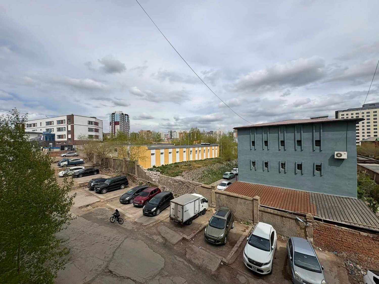 Офицеруудын ордны хойд тал 2 өрөө худалдана 9