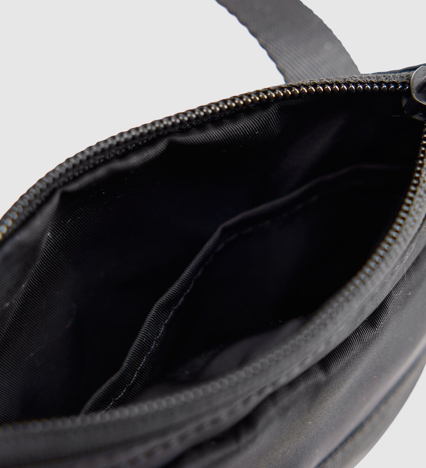 MISSION BAY CROSSBODY POUCH CAVIAR