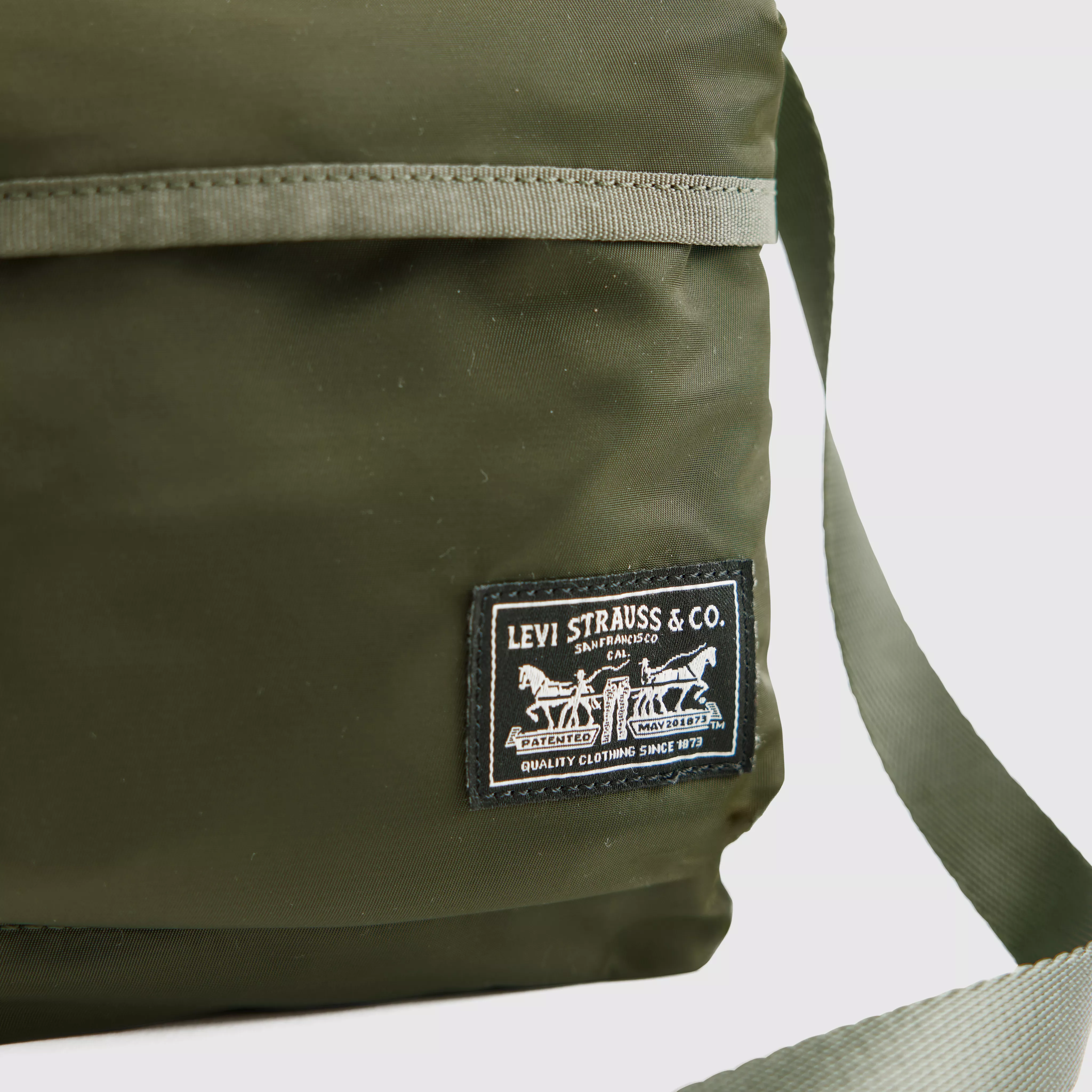 MISSION BAY CROSSBODY POUCH IVY GREEN