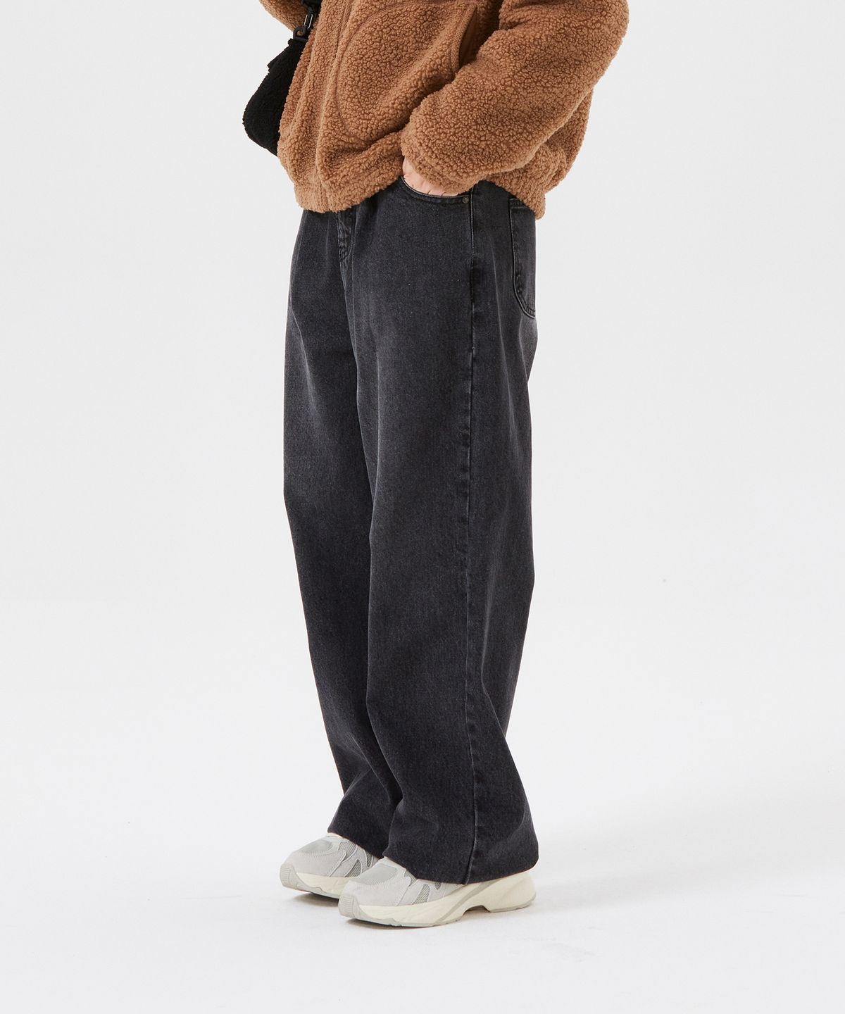 WOMEN'S PIGMENT WASHED PINTUCK BELTED DENIM PANTS
