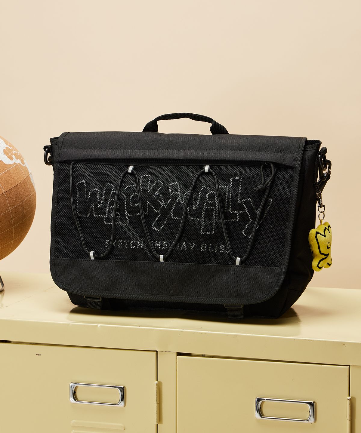MESH STRING MESSENGER BAG