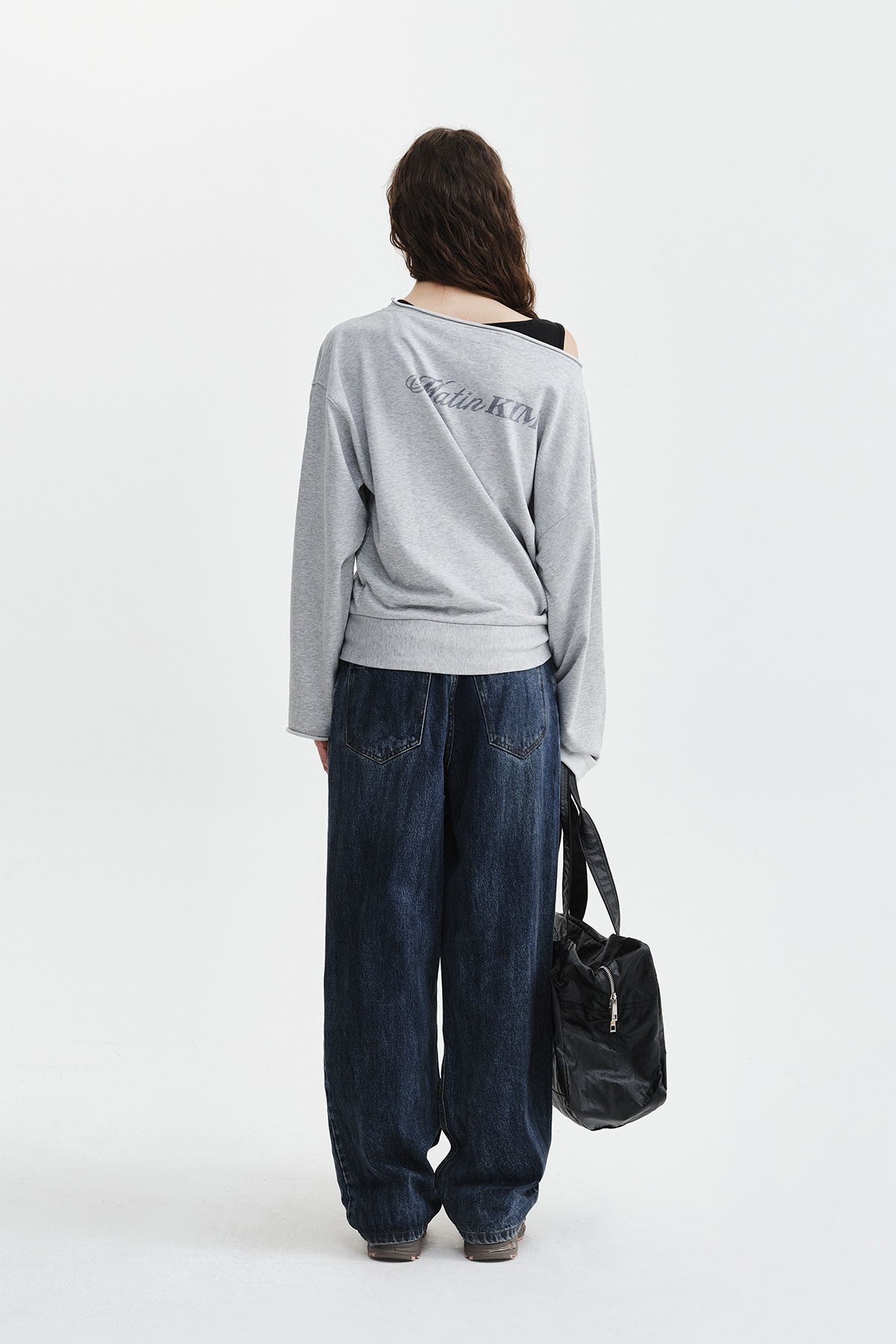 BACK LOGO RAW CUT BOAT NECK TOP