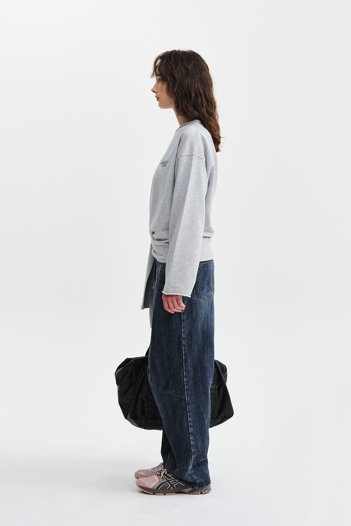 BACK LOGO RAW CUT BOAT NECK TOP