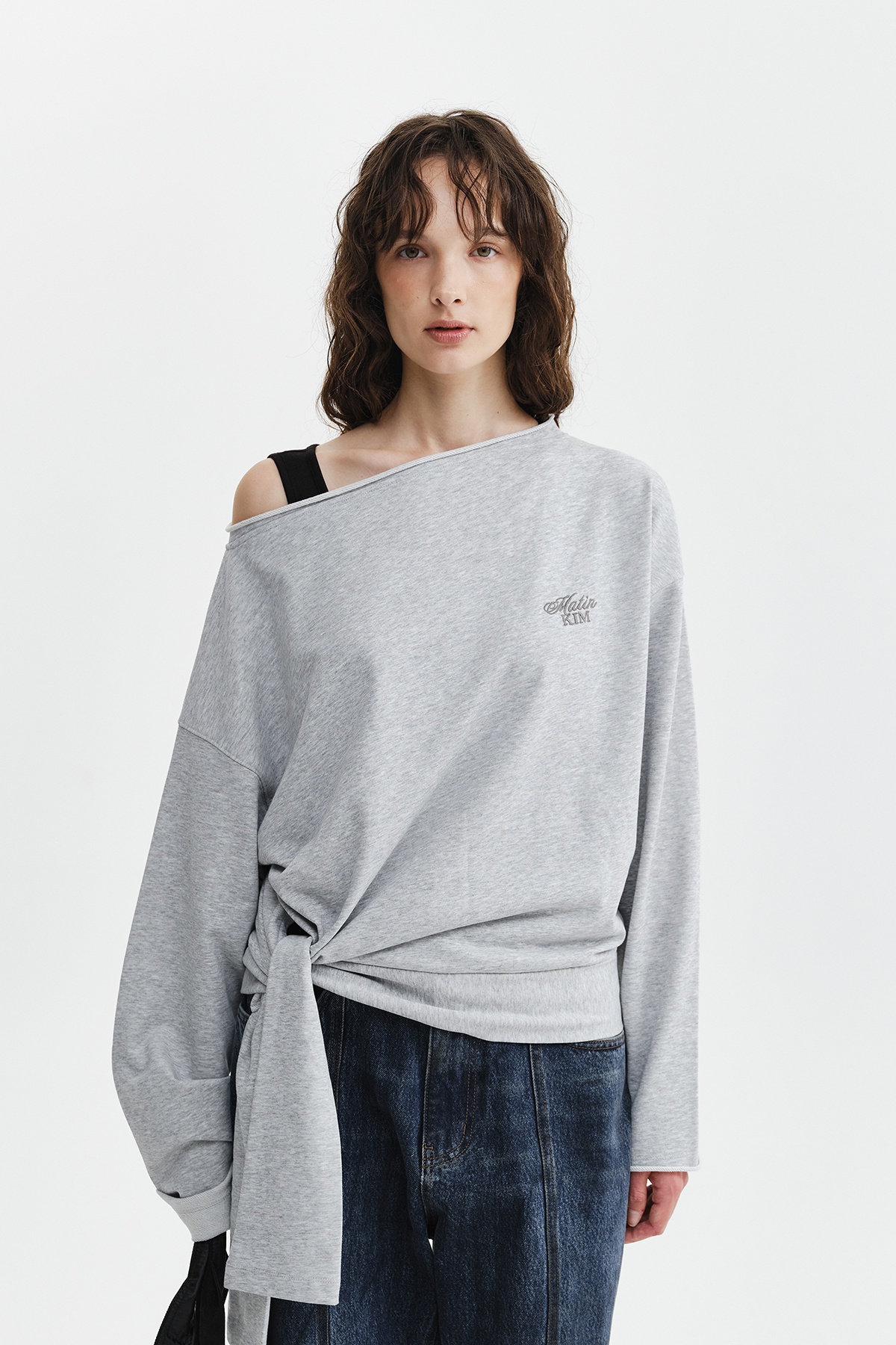 BACK LOGO RAW CUT BOAT NECK TOP
