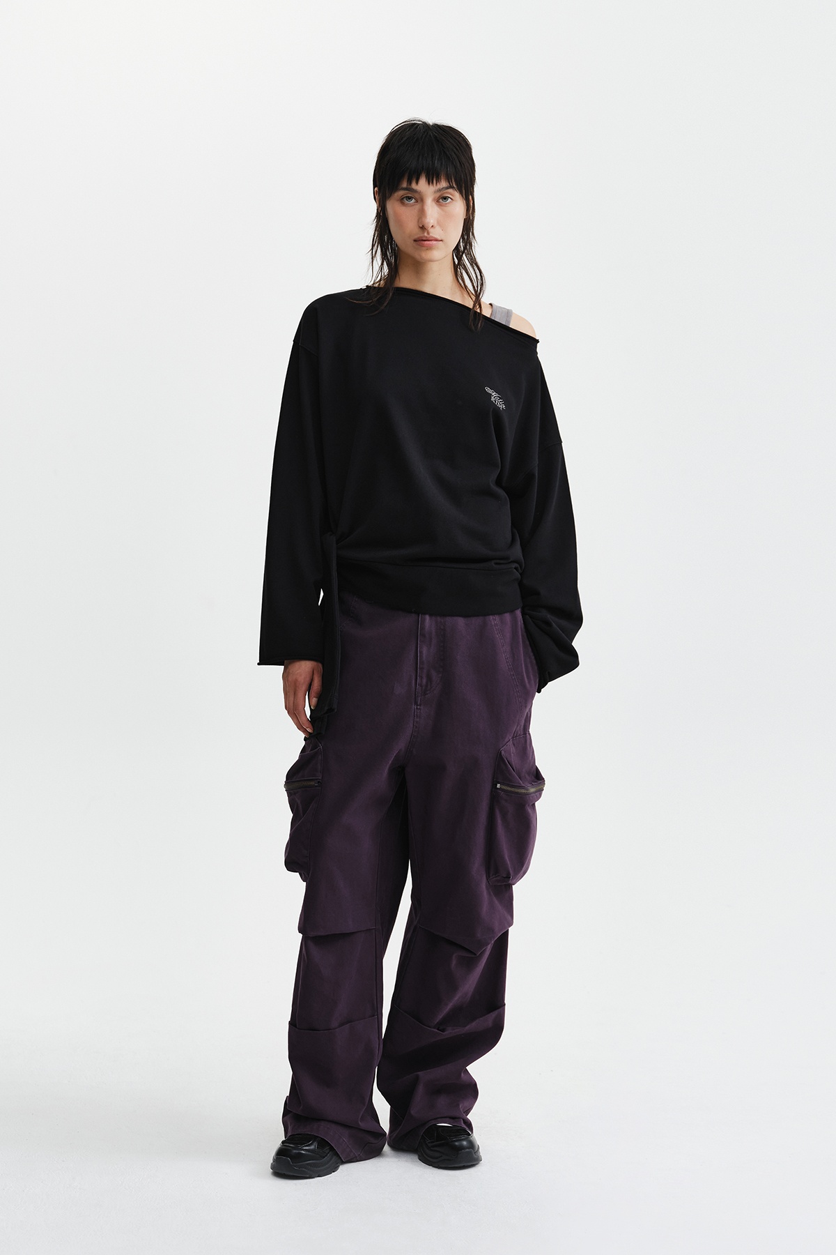 BACK LOGO RAW CUT BOAT NECK TOP