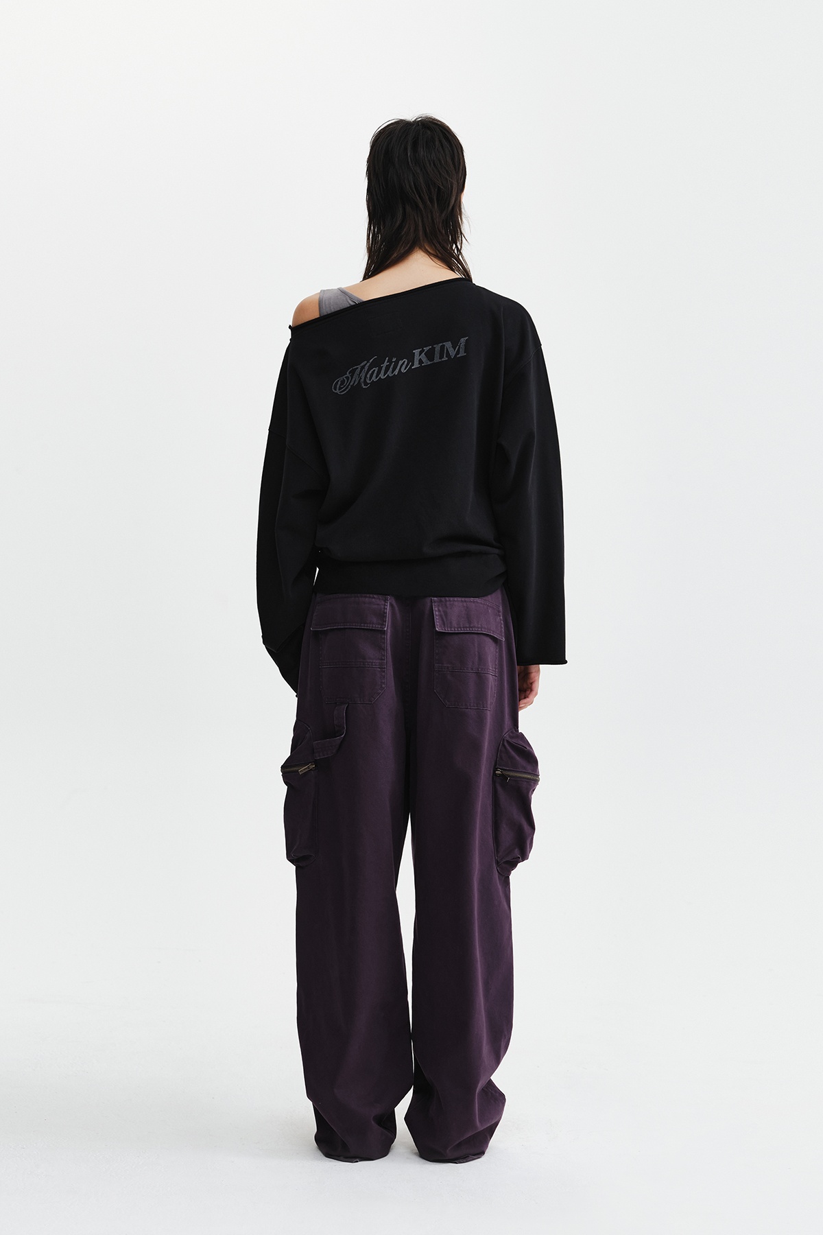 BACK LOGO RAW CUT BOAT NECK TOP