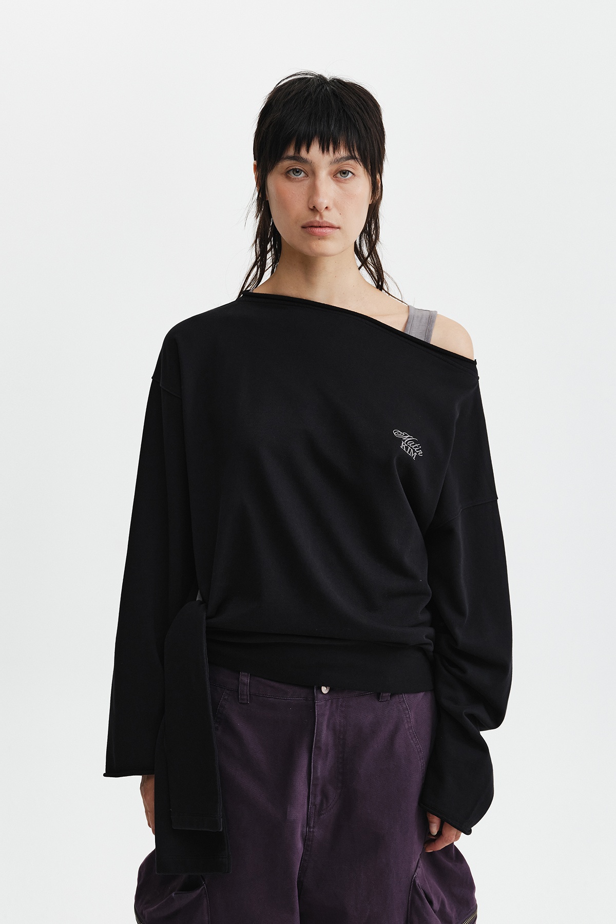 BACK LOGO RAW CUT BOAT NECK TOP