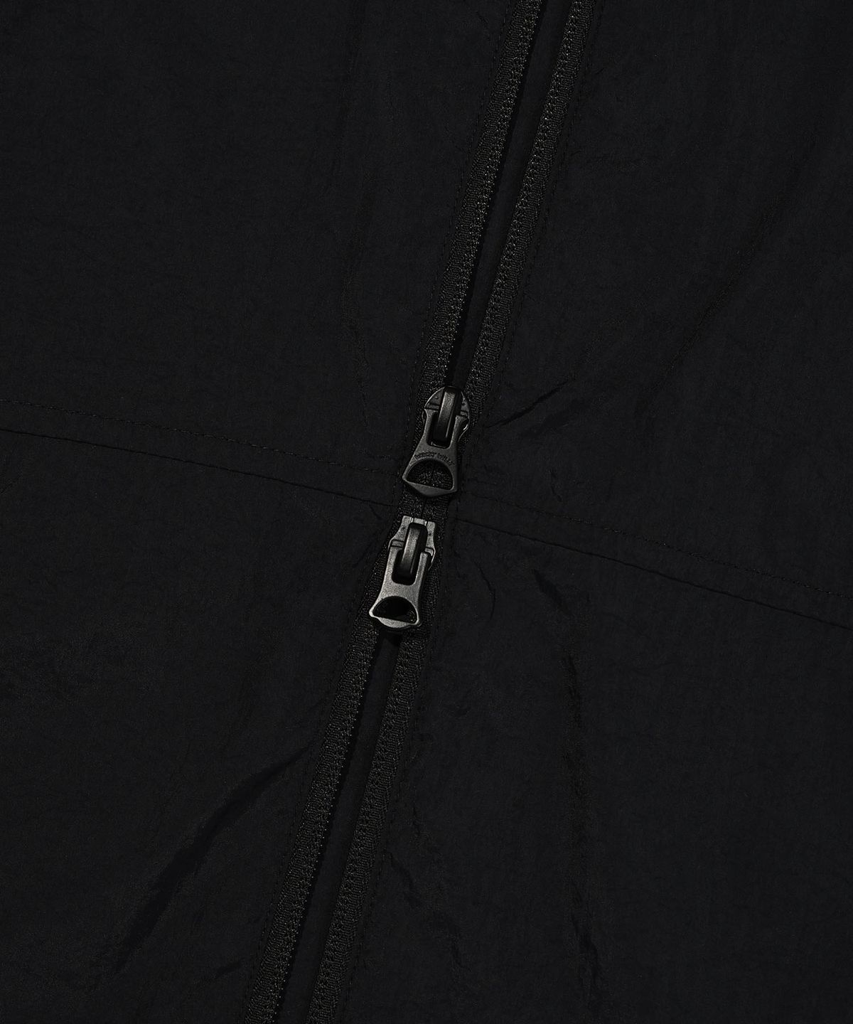 PACKABLE LIGHTWEIGHT HOODED WINDBREAKER