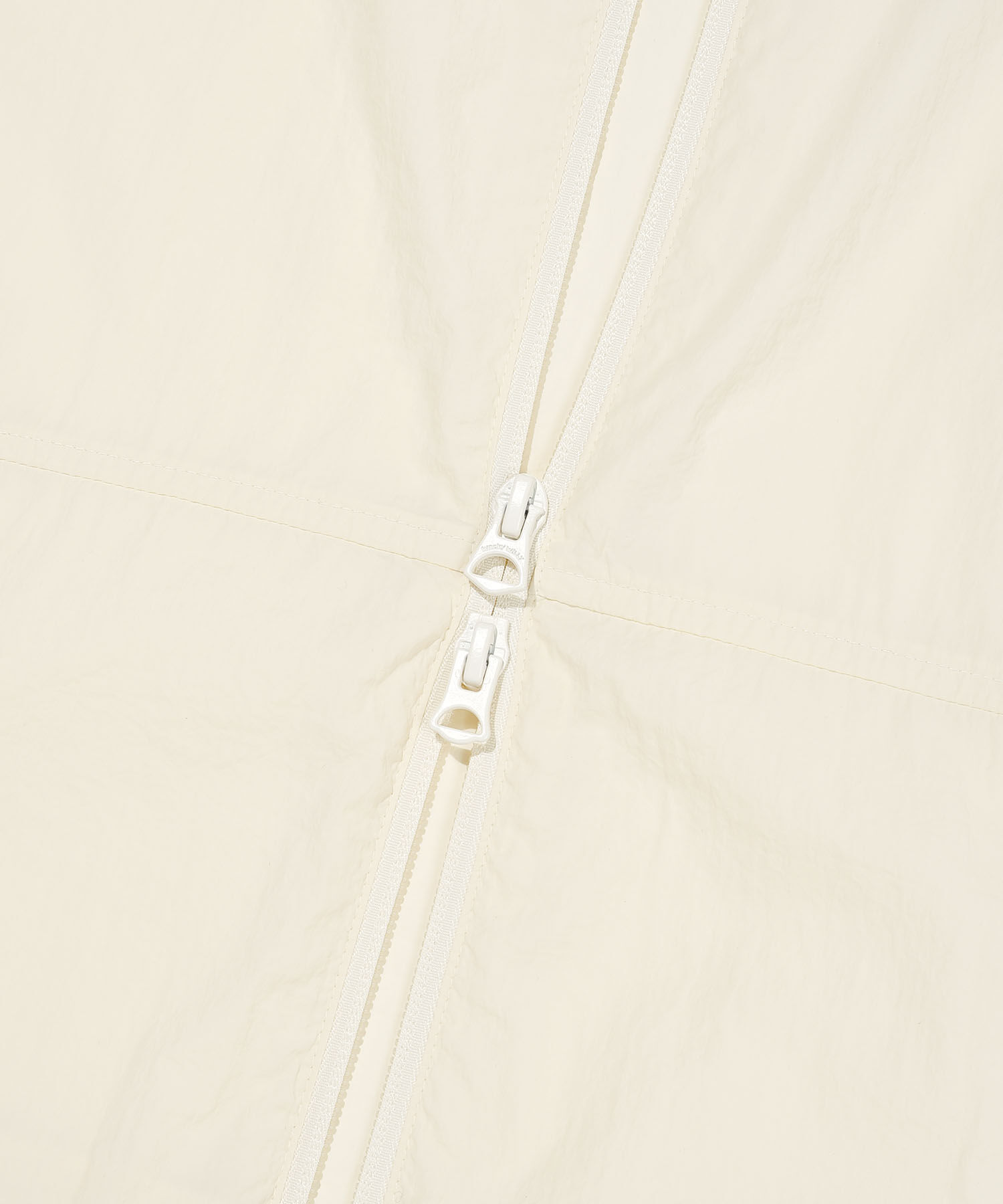 PACKABLE LIGHTWEIGHT HOODED WINDBREAKER