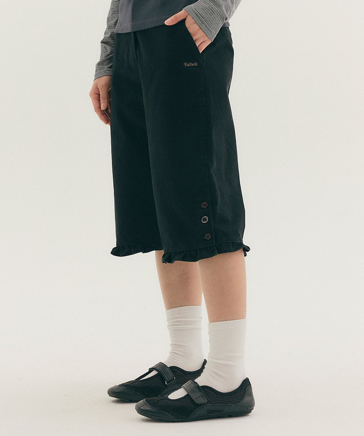 PLEATED CAPRI PANTS