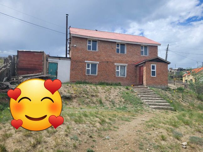 Гэмтэлд өмчлөлтэй 9 өрөөтэй хашаа байшин зарна.