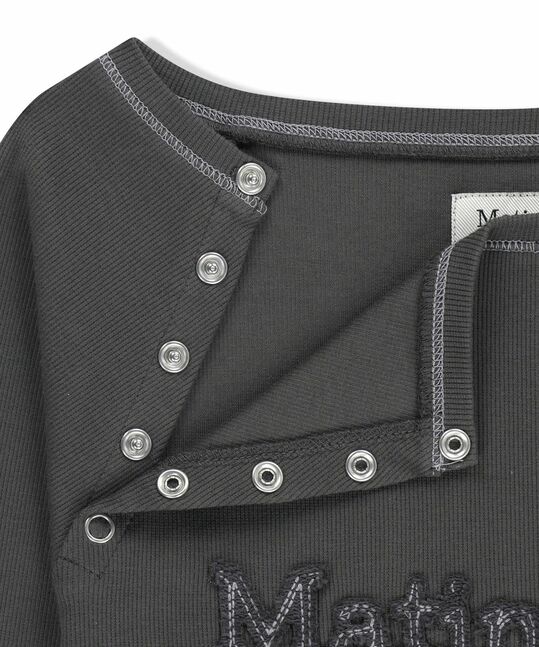 LOGO APPLIQUE BUTTON DETAIL RAGLAN TOP